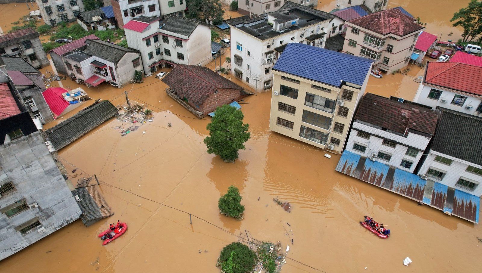 Sellerle boğuşan Çin’de otoyol çöktü, 11 kişi öldü