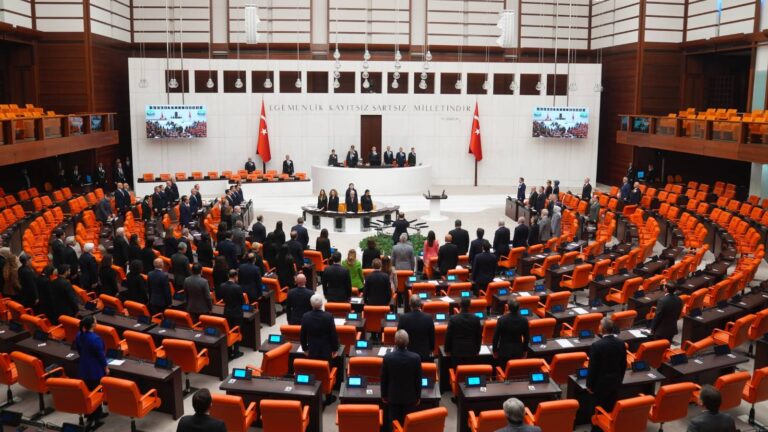 mhp-ve-akp-milletvekilleri-ozele-yumruklu-saldiri-olayinin-arastirilmasini-reddetti-yy9yCCBf.jpg